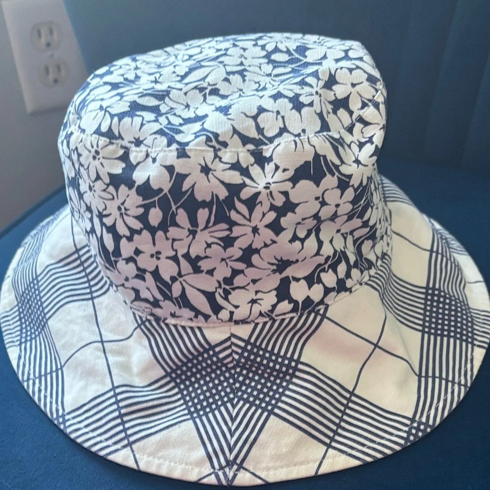 Vintage Burberry Navy and White Floral Pattern Bucket Hat - Picture 5 of 5